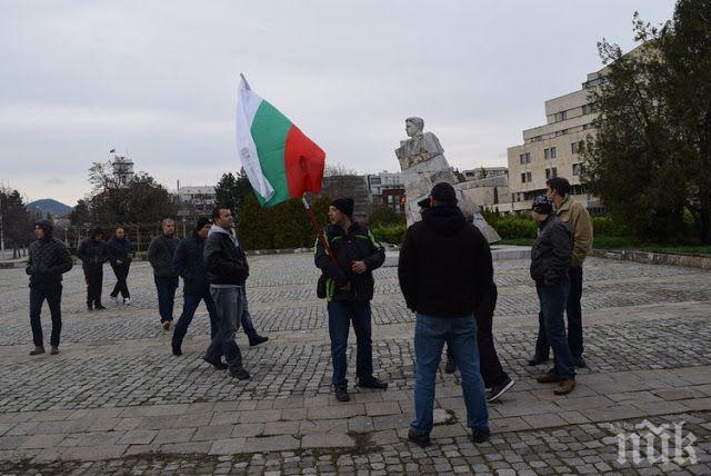 Полицаи протестираха пред паметника на Левски в Кърджали, на 17 март тръгват за София