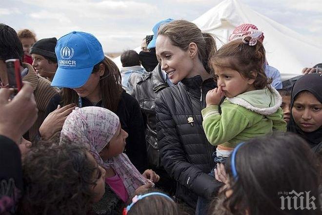 Анджелина Джоли се срещна със сирийски бежанци в Ливан