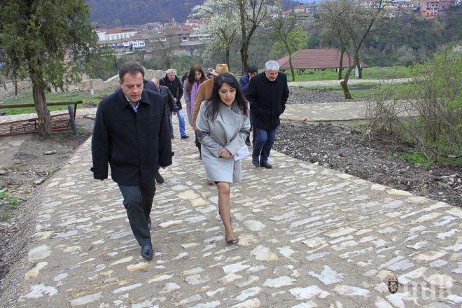 Посланик Наргиз Гурбанова видя какво се прави с азербайджански пари на Трапезица