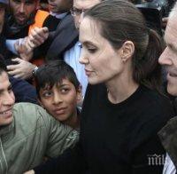 Анджелина Джоли на остров Лесбос: Драмата на бежанците няма да свърши скоро


