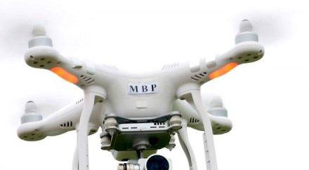 дронове наблюдават популацията животните