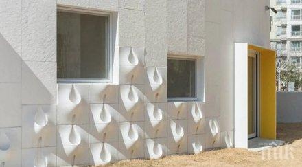 поставиха стената странни плоскости дъждът заваля