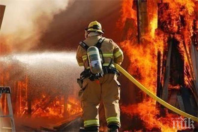 Пожар е горял в пункт за изкупуване на вторични суровини в Бургас