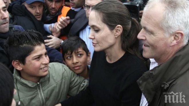Анджелина Джоли на остров Лесбос: Драмата на бежанците няма да свърши скоро


