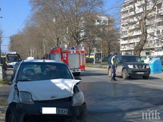 Зверски челен сблъсък в Бургас! Две коли се нацелиха на ключов булевард (снимки)