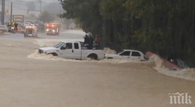 Жена попадна в потоп с колата си! Това, което видя в огледалото за обратно виждане, я остави без дъх (снимки)