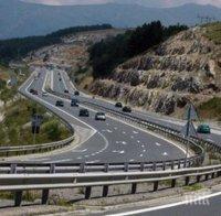 Закъсал камион ограничи движението по АМ 