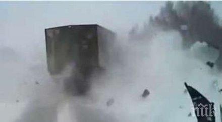 смъртоносен сблъсък хюндай разхвърча парчета удар зил видео