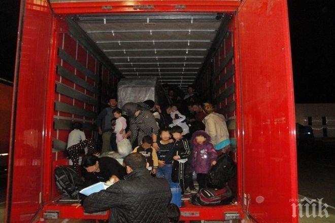 ЕКШЪН КРАЙ ГРАНИЦАТА! Полиция стреля при опит за бягство на нелегални мигранти! Откриха и дрога!