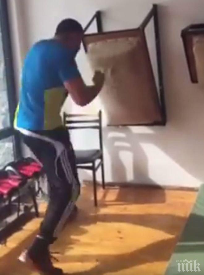 Кобрата се надъхва за Чисора, вижте какво му е приготвил (видео)