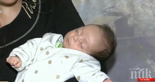 Нелеп инцидент! Бебе счупи двете си ръчички, каката го изпуснала