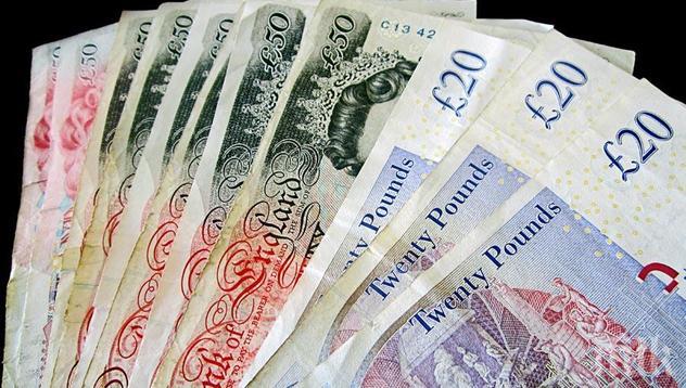 Директор на застрахователна компания раздаде 7 милиона паунда прощални бонуси