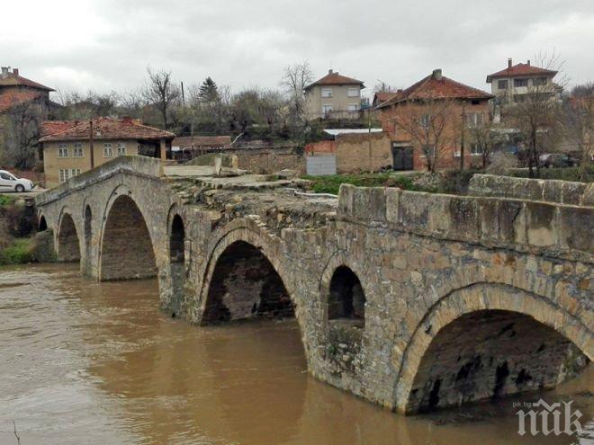 300-годишният мост на Дебелец зависи от милостта на държавата