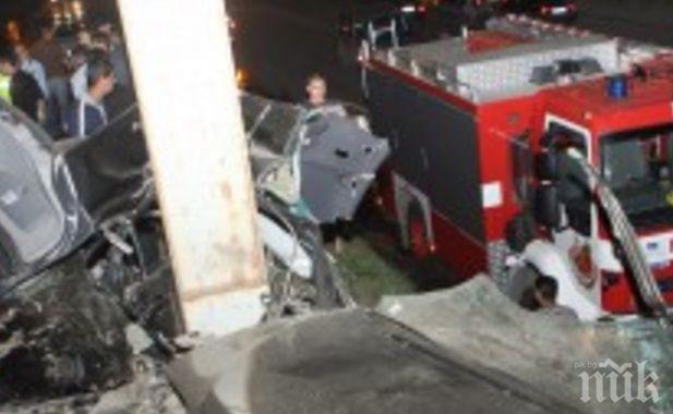 Невиждано меле в София! Три коли се сблъскаха, вследствие на което стълб се стовари върху трамвай