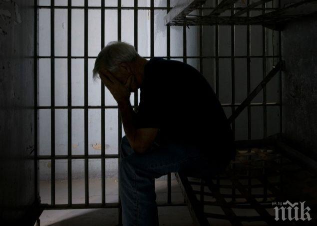 Родители пратиха сина си в затвора