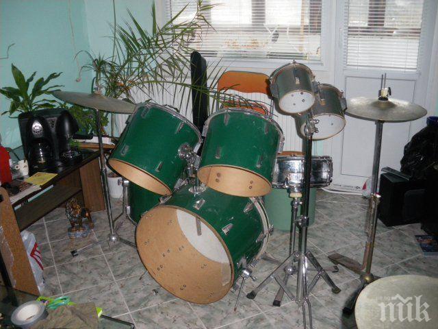 Перкусионисти превърнаха джанти, кашони и купи с вода в музика