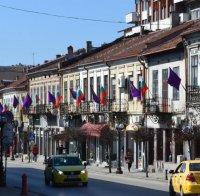 Украсиха старата столица за празника с 200 нови знамена