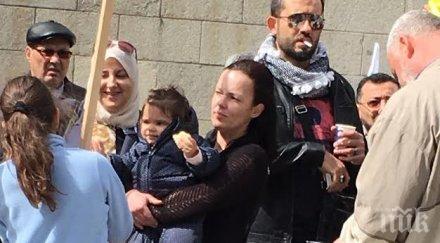 жената детето убития палестинец протестираха съдебната палата софия