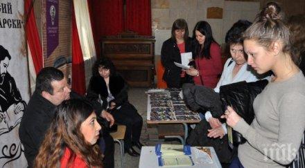 мъже натискат медсестри хасково