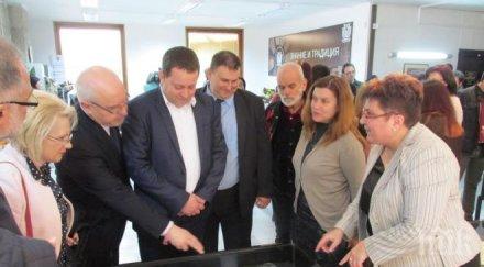 евродепутатът емил радев подари книги варненската библиотека повод нейната 133 годишнина