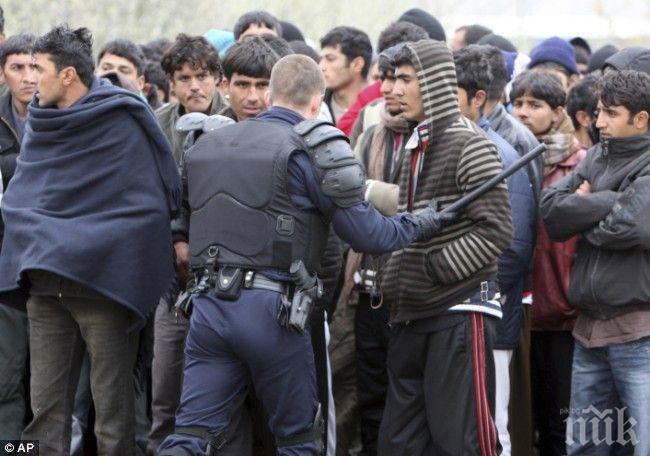 „Фронтекс“ иска 1500 полицаи за връщането на бежанци от Гърция в Турция
