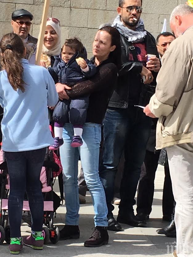 Жената и детето на убития палестинец протестираха пред съдебната палата в София