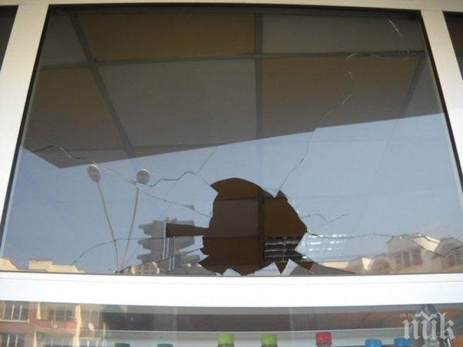 Деца разбиха и обраха три магазина в Асеновград