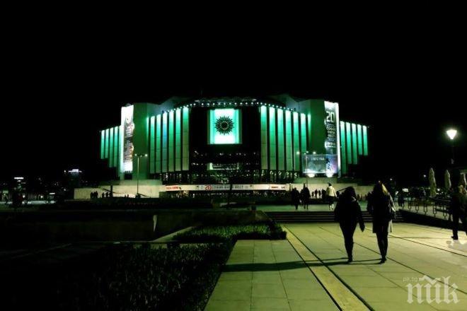 НДК грейна в зелено в Деня на Свети Патрик