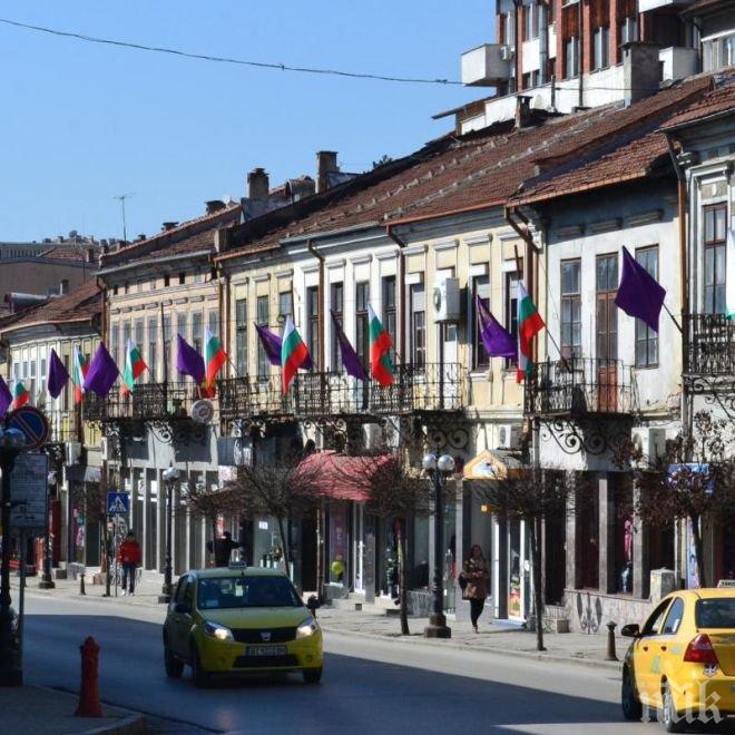 Украсиха старата столица за празника с 200 нови знамена