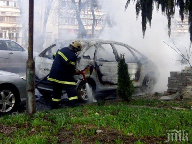 Подпалиха кола пред жилищен блок във Видин
