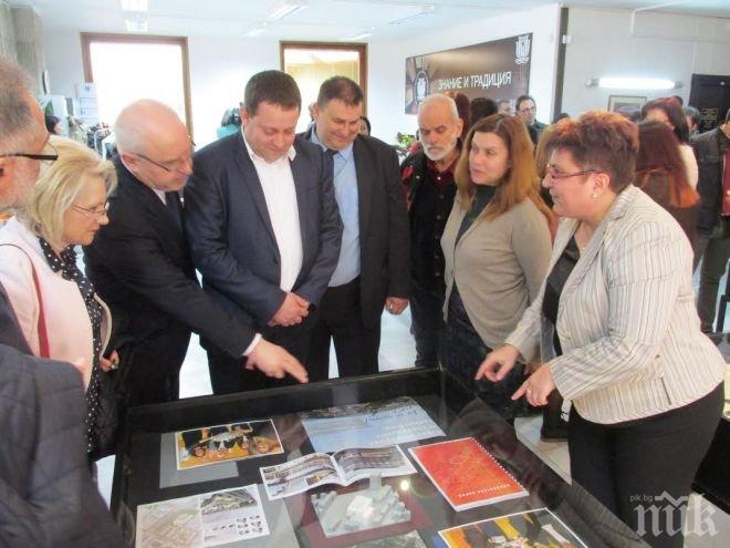 Евродепутатът Емил Радев подари книги на варненската библиотека по повод нейната 133-та годишнина
