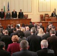 Депутатите почетоха с едноминутно мълчание жертвите от Брюксел (снимки)