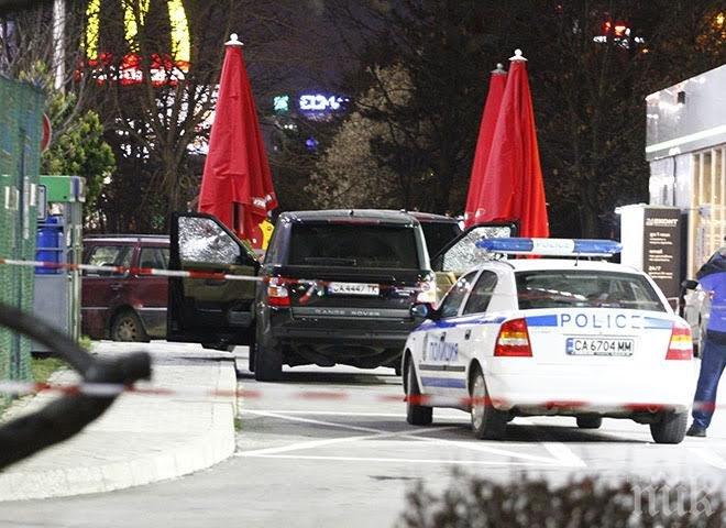 ИЗВЪНРЕДНО В ПИК! Вижте ексклузивни снимки от престрелката в столицата! Надупчиха джипа на сводника Митко Русия