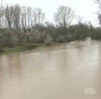 Денонощно се наблюдават проблемните участъци при реките Струма и Места заради обилните валежи