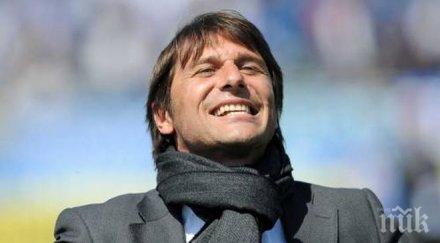 конте играчите борят фланелката италия