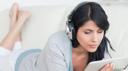 родните дами ползват таблета сърфиране шопинг