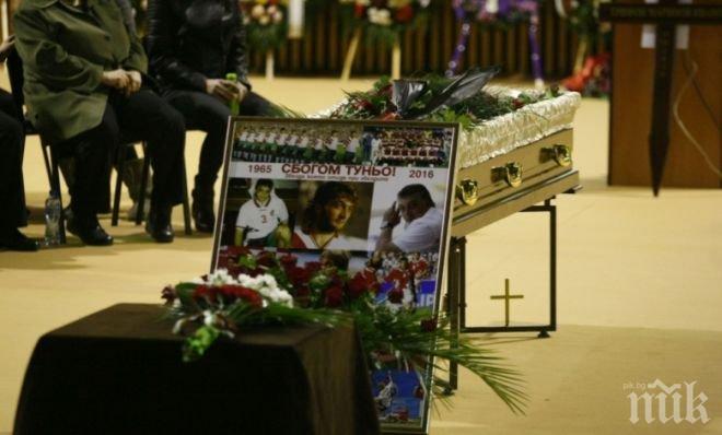 Дъщерите на Трифон оставиха плюшено мече на гроба на баща си