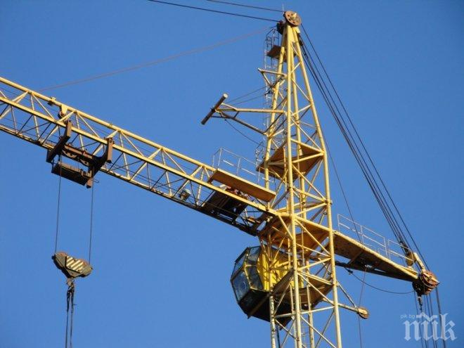 Автокран се обърна на пътя, има затиснат човек