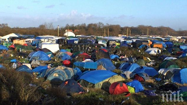 Париж: 800 000 мигранти в Либия готови да влязат в Европа