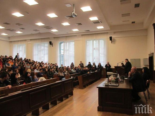 Емил Радев в ИУ-Варна: България е на първата линия за защита на Европа 
и нашата позиция трябва да се чува ясно