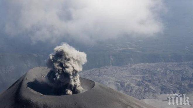 Вулканът Жупановски бълва пепел на 8 км