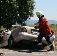 Мъж се метна с колата си в дере