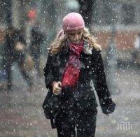 Синоптици от НИМХ с мрачна прогноза за неделя: Дъжд и сняг на много места в страната
