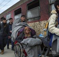 Гърция извозва с автобуси мигрантите от Идомени в приемните центрове