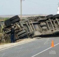 Катастрофа блокира пътя Самоков – Ихтиман! ТИР и камион излетяха от платното (обновена)