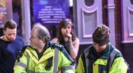 градовете великобритания увеличил броят въоръжените полицейски служители