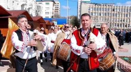 дефиле 900 души откриха хайдушка софра хасково