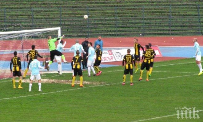 Лидерът в Б група тресна Ботев (Пловдив), почетоха Кройф