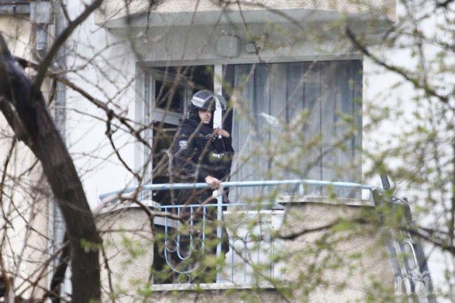 ПЪРВО В ПИК! Спецполицаи влязоха в апартамента на терориста от Стрелбище! Ексклузивни снимки! (обновена)