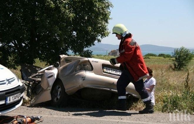 Мъж се метна с колата си в дере